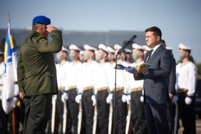 Зеленський передав військовим партію озброєння та військової техніки