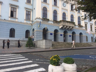 Поліція оточила Чернівецьку міськраду, де сьогодні жителі пікетуватимуть через «червону» зону