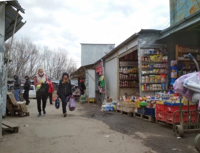 У Чернівцях Калинівський ринок працює, попри обмеження «червоної» зони