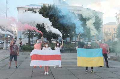 Біля мерії Чернівців група мешканців провела акцію в знак підтримки білоруського народу