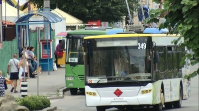 «Спецперевезення у них! Тьху!»: як у Чернівцях реагують на роботу громадського транспорту