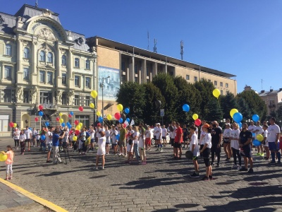У Чернівцях понад 150 учасників беруть участь у забігу «Біжу за Героїв України» – фото