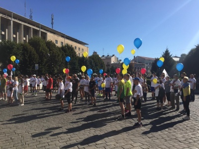У Чернівцях понад 150 учасників беруть участь у забігу «Біжу за Героїв України» – фото