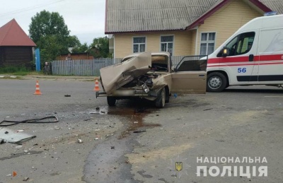 Троє - в лікарні: на Буковині водій Volksvagenа на перехресті не надав перевагу ВАЗу