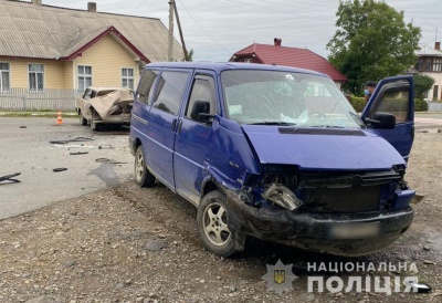 Троє - в лікарні: на Буковині водій Volksvagenа на перехресті не надав перевагу ВАЗу