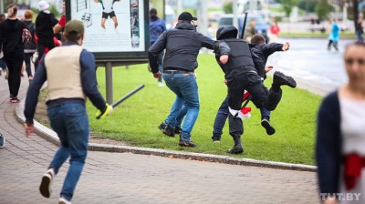 Протести у Білорусі. У Мінську людей б'ють кийками "тітушки", сотні людей затримали - відео