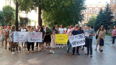 У Чернівцях батьки школярів пікетують ОДА: вимагають відкрити школи – фото