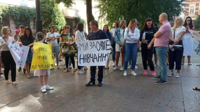 У Чернівцях батьки школярів пікетують ОДА: вимагають відкрити школи – фото