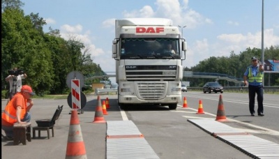 В Україні запровадили цілодобовий ваговий контроль вантажівок