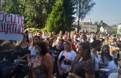 Повернути до "помаранчевої зони": на Буковині люди вимагали послабити карантин