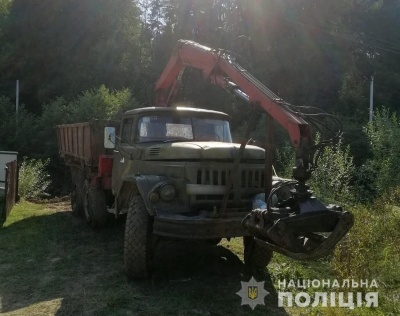 На Буковині поліція затримала чоловіка, який без дозволів видобував гравій