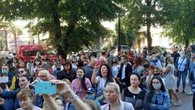 Батьки школярів влаштували акцію протесту під Чернівецькою ОДА: вимагають відкрити школи