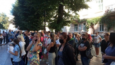Батьки школярів влаштували акцію протесту під Чернівецькою ОДА: вимагають відкрити школи