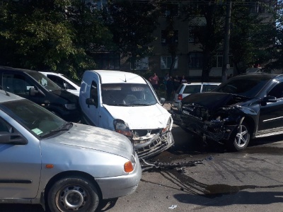 У Чернівцях зіткнулися шість автівок