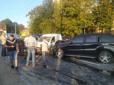 ДТП із шістьма авто: у поліції розповіли деталі аварії в Чернівцях