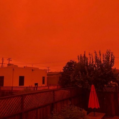 Через лісові пожежі деякі американці стали очевидцями дивного видовища: небо стало криваво червоним
