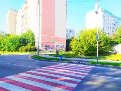 Пластикові фігури школярів-пішоходів з’явились на Воробкевича у Чернівцях