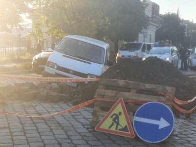 У Чернівцях мікроавтобус влетів у яму посеред вулиці Головної: у водія ознаки сп’яніння