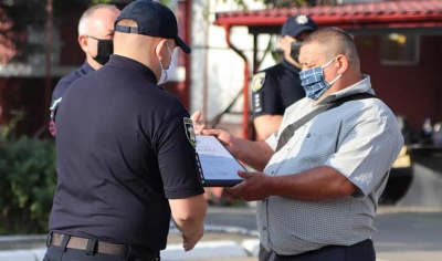 У Чернівцях поліція вручила подяку водію тролейбуса, який затримав «кишенькаря»