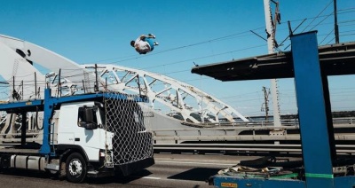 Українець перестрибнув між вантажівками на ходу і встановив рекорд