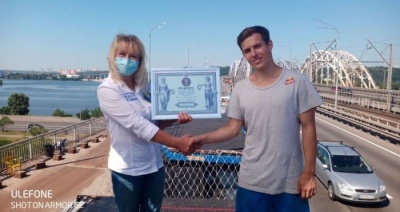 Українець перестрибнув між вантажівками на ходу і встановив рекорд