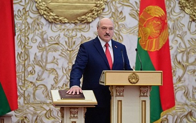Поклав "червону руку" на Конституцію. Відео з інавгурації Лукашенка стало вірусним