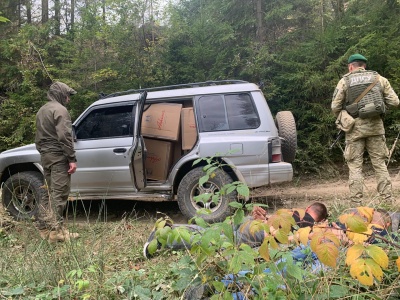 Біля кордону на Буковині виявили сховок із цигарками на 1,5 мільйона - фото