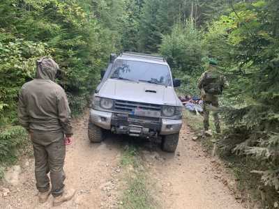 Біля кордону на Буковині виявили сховок із цигарками на 1,5 мільйона - фото