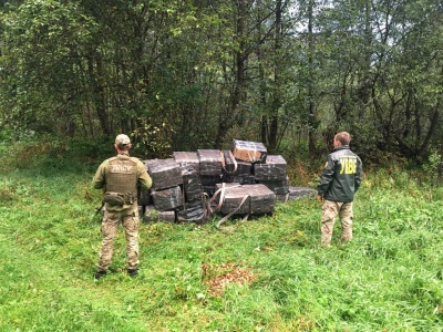 Біля кордону на Буковині виявили сховок із цигарками на 1,5 мільйона - фото