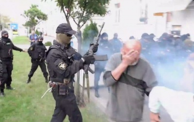 Протести у Білорусі. У Гомелі під час розгону демонстрантів силовик стріляв з автомату - відео