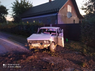 На Буковині внаслідок зіткнення двох авто перекинулись «Жигулі» – фото