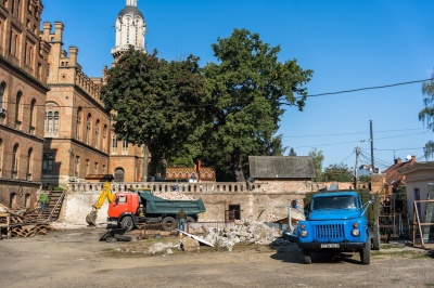 Будуть сувенірна крамниця і кав'ярня: на території ЧНУ почали реконструкцію господарського двору