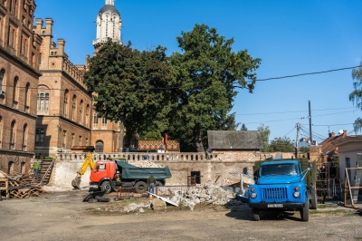 Будуть сувенірна крамниця і кав'ярня: на території ЧНУ почали реконструкцію господарського двору