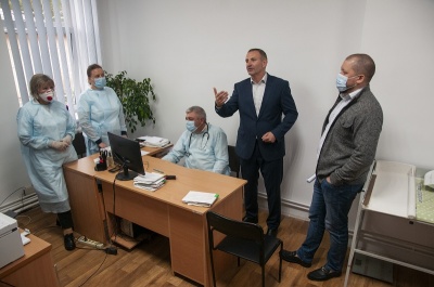 Віталій Михайлішин допомагає завершити реконструкцію амбулаторії №2 у мікрорайоні Роша*