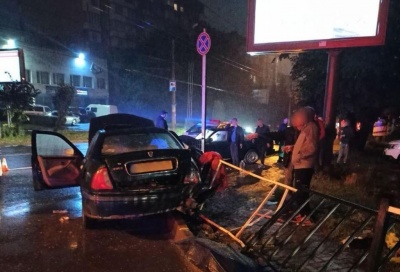 Нічна ДТП у Чернівцях: внаслідок зіткнення двох авто троє людей травмувались – фото