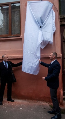 Меморіальну дошку Паулю Целану перенесли на фасад будинку, де він жив насправді*