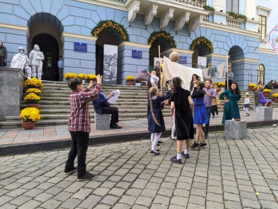 Із оркестром і театром: у Чернівцях офіційно розпочали святкування Дня міста - фото