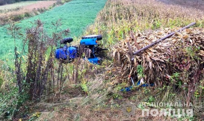 Смертельна ДТП на Буковині: перекинувся трактор, водій загинув