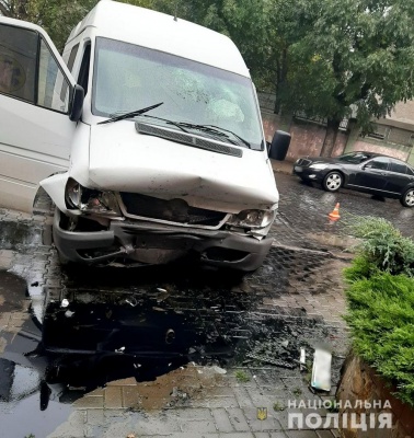 У Чернівцях мікроавтобус врізався в огорожу, постраждали водій і пасажир