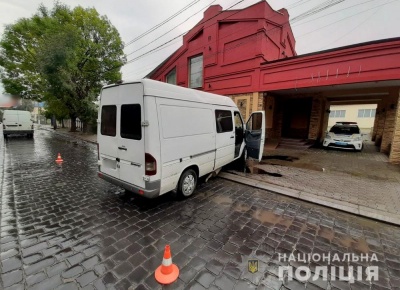 У Чернівцях мікроавтобус врізався в огорожу, постраждали водій і пасажир