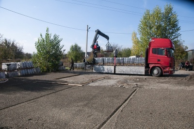 Мешканці Хотинської з допомогою міськради відремонтували міжбудинковий проїзд*