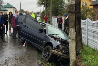 На Буковині легковик злетів у кювет, троє людей постраждали