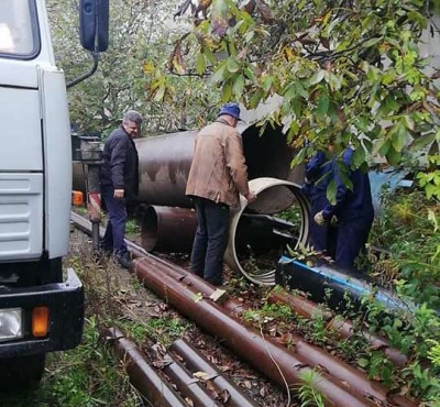 Потрібно замінити 5 метрів труби: у водоканалі ремонтують складну ділянку прориву у Чернівцях 
