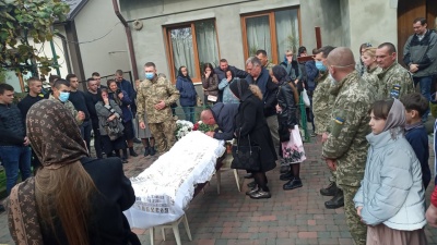 "Не хочемо вірити в це": у Чернівцях попрощалися із солдатом, який помер на Житомирщині