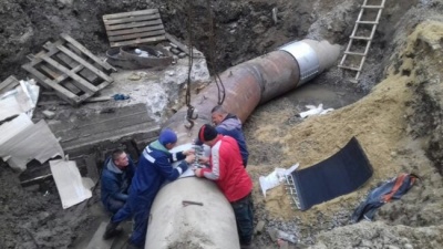 Знову прорвало і б'є фонтаном: на відремонтованій ділянці водогону у Чернівцях тече вода - відео