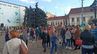 У центрі Чернівців урочисто відзначають День захисника України