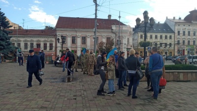 У центрі Чернівців урочисто відзначають День захисника України