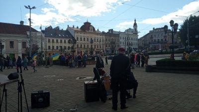 У центрі Чернівців урочисто відзначають День захисника України