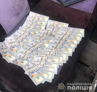 Секретарку Новодністровської міськради звинувачують в отриманні хабаря