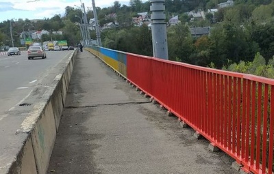 У Чернівцях синьо-жовтий міст через Прут перефарбовують у червоний колір – відео